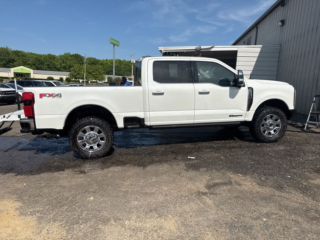 2025 Star White Metallic Tri-Coat Ford Super Duty F-350 SRW Lariat 4X4 Truck