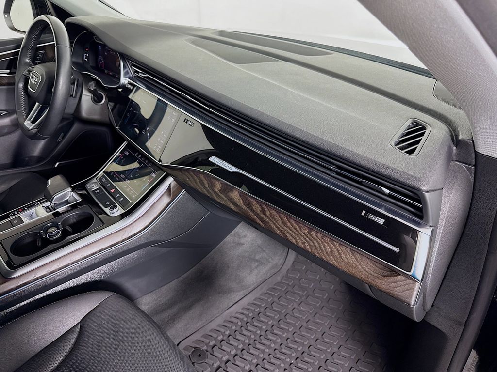 Thumbnail: 2020 Audi Q8 - 31