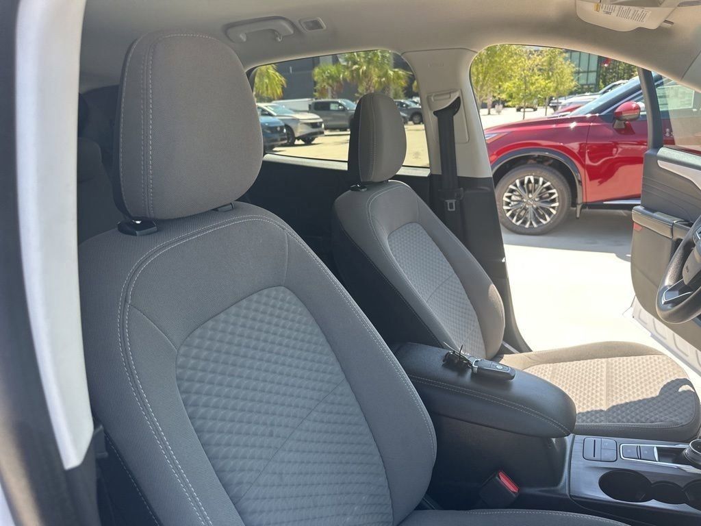 2022 Oxford White Ford Escape SE FWD SUV