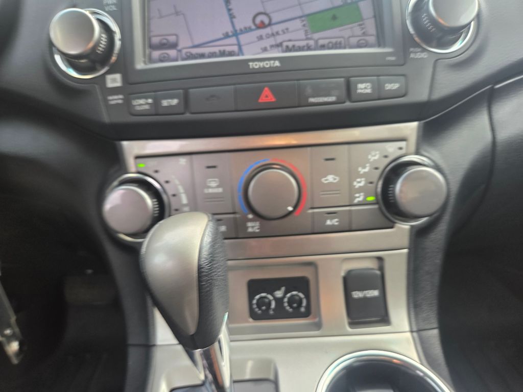 2011 Toyota Highlander SE