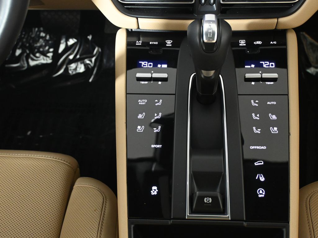 Thumbnail: 2025 Porsche Macan - 25