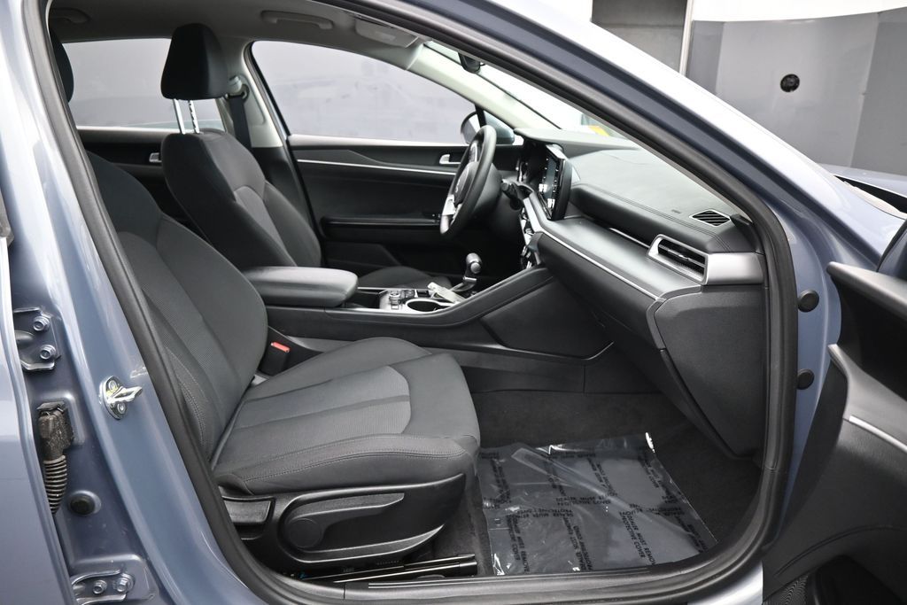 Used 2024 Everlasting Silver Kia LXS image 36