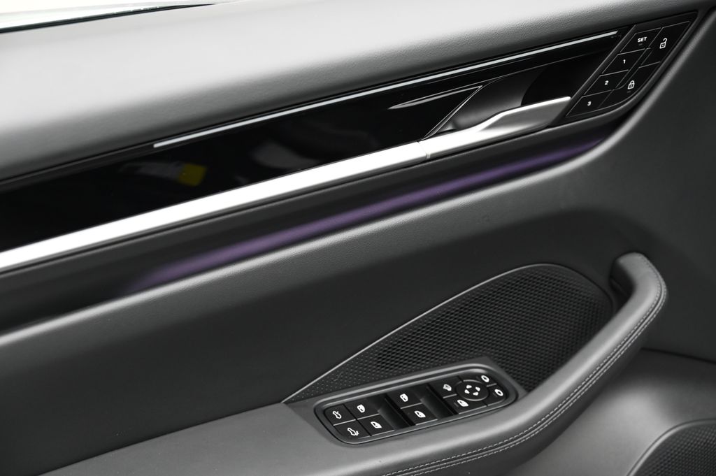 Thumbnail: 2025 Porsche Macan - 31
