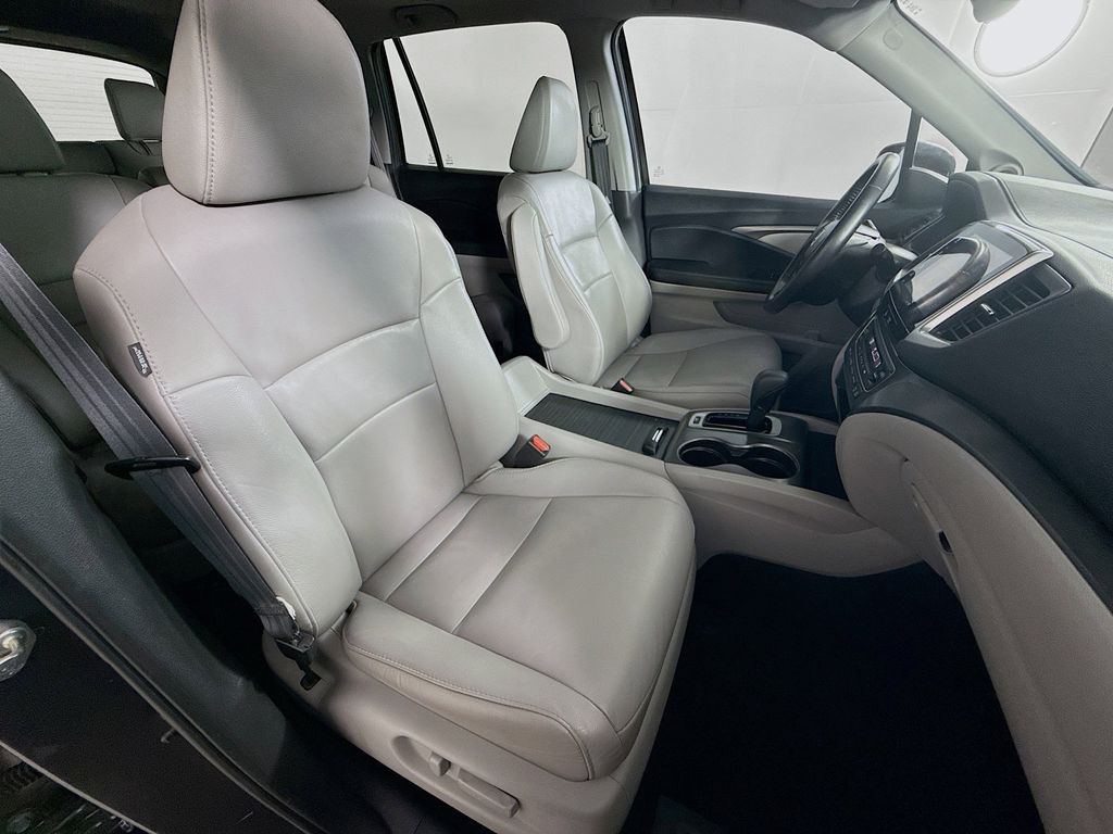 Thumbnail: 2017 Honda Pilot - 27