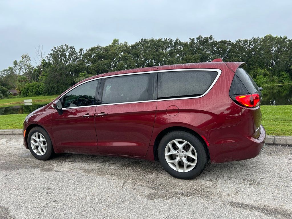 Thumbnail: 2017 Chrysler Pacifica - 3