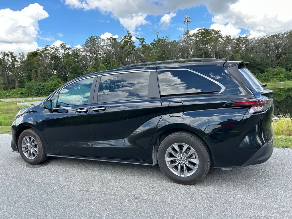 Thumbnail: 2024 Toyota Sienna - 3