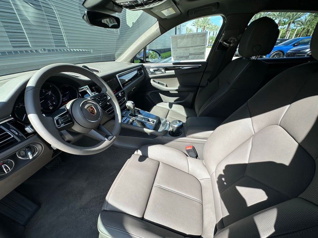 Thumbnail: 2026 Porsche Macan - 4