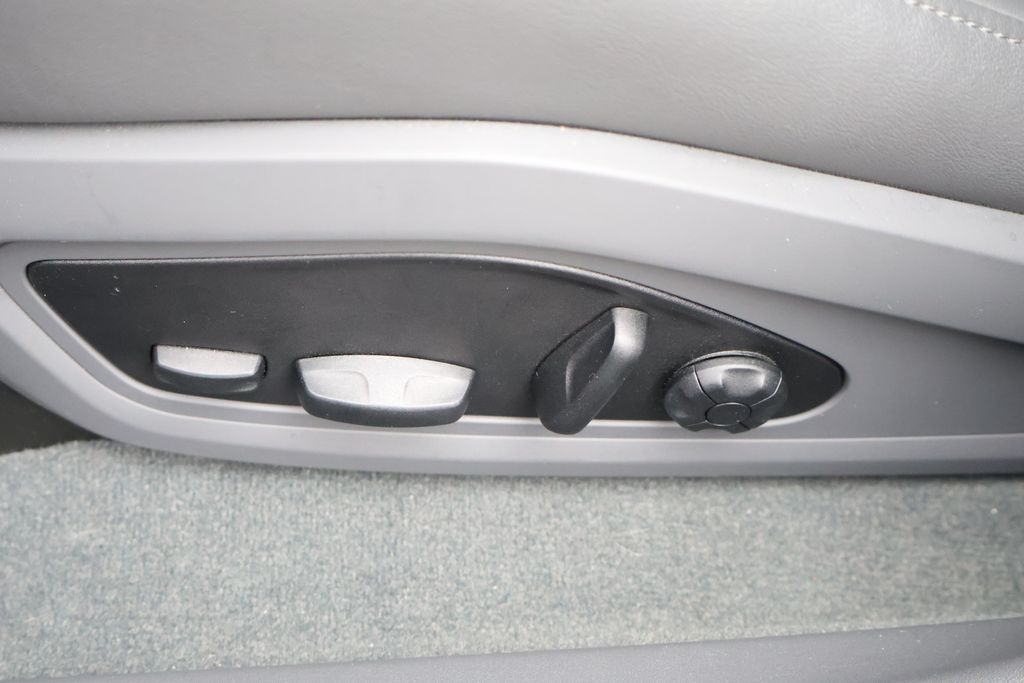 Thumbnail: 2022 Porsche Taycan - 32