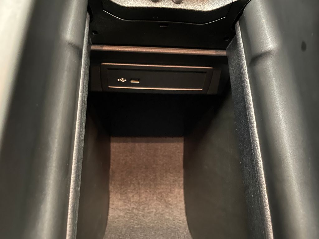 Thumbnail: 2022 Mercedes-Benz GLB - 30