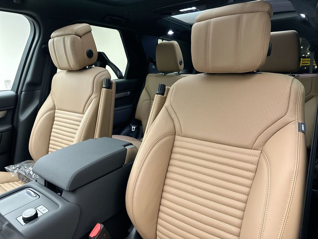 Thumbnail: 2026 Land Rover Discovery - 18