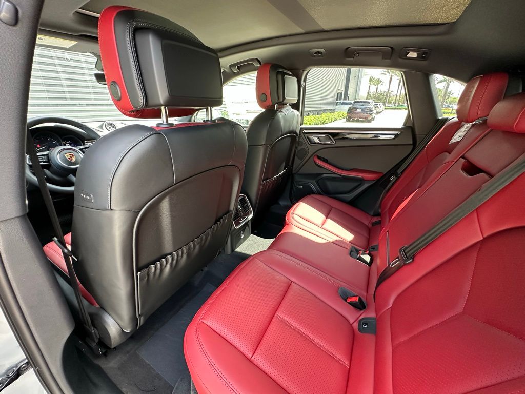 2025 Porsche Macan  30