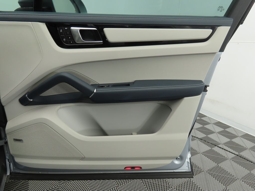 2023 Porsche Cayenne E-Hybrid 27