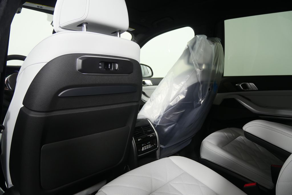 Thumbnail: 2026 BMW X7 - 18