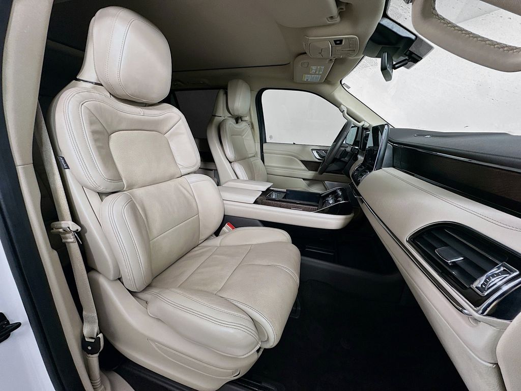 Thumbnail: 2021 Lincoln Navigator - 31