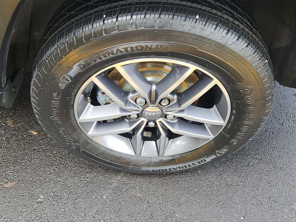 Thumbnail: 2017 Jeep Grand Cherokee - 8