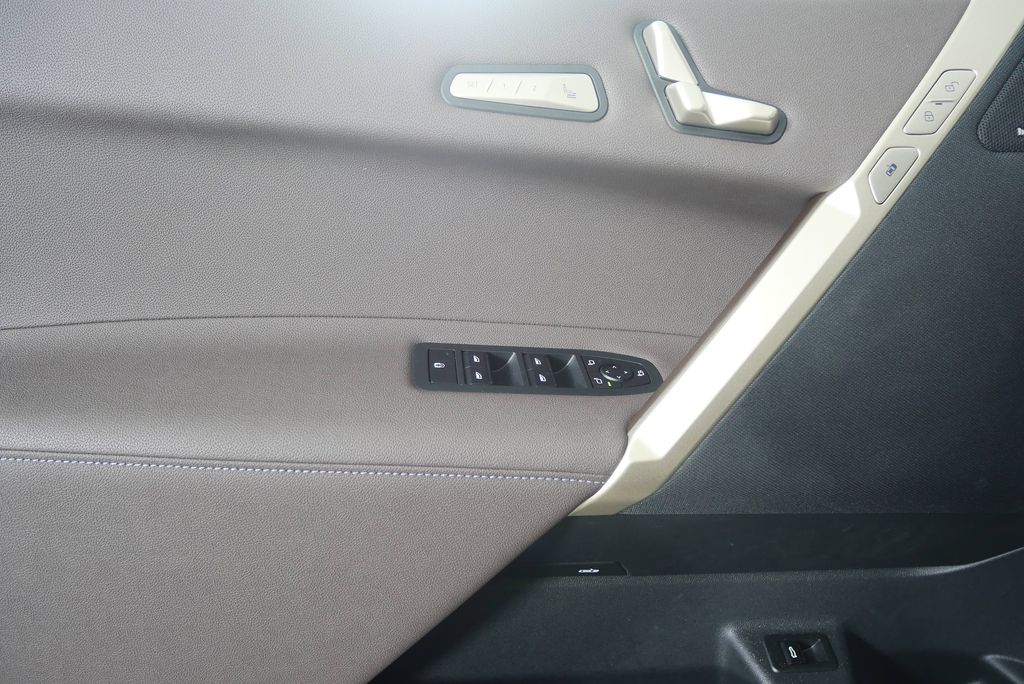 Thumbnail: 2025 BMW iX - 9