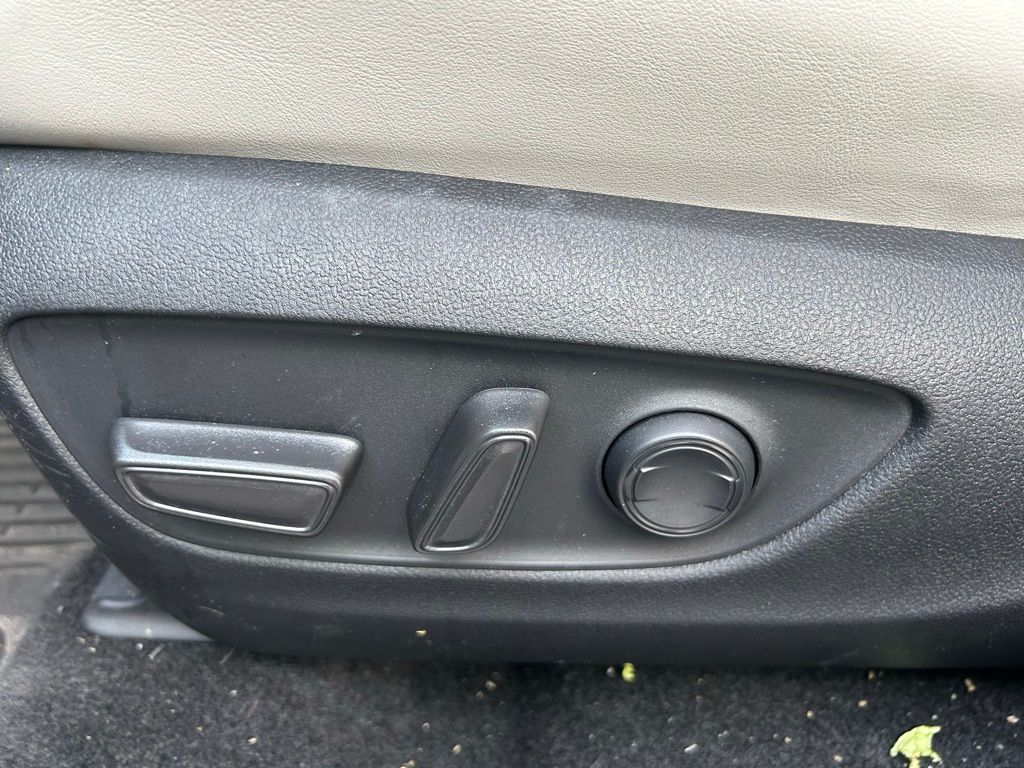2024 Toyota RAV4 XLE Premium 23