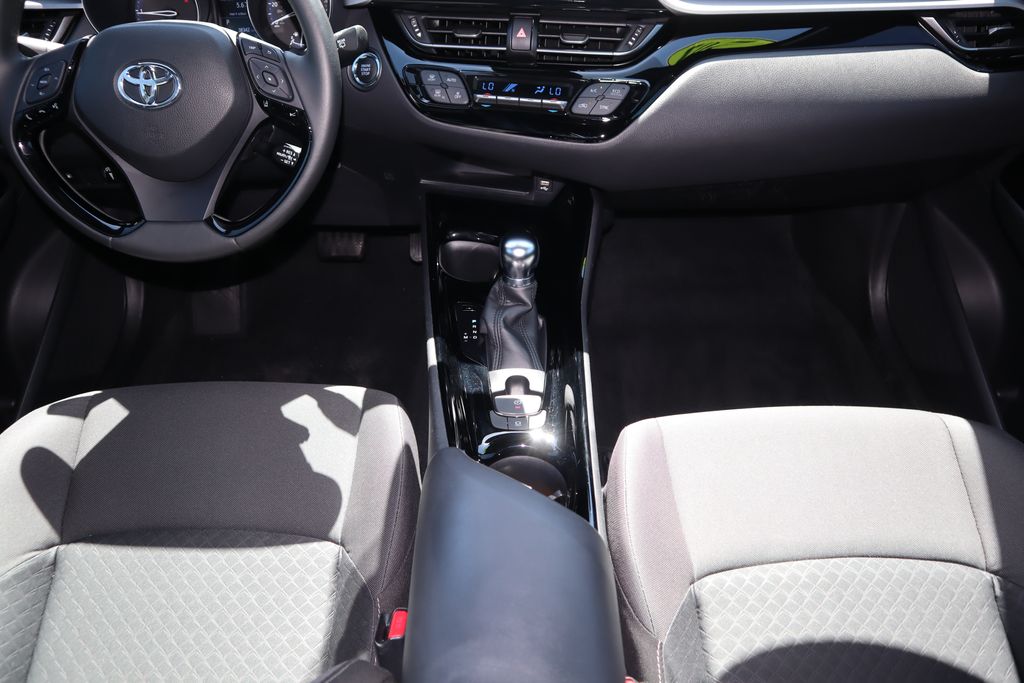 2022 Toyota C-HR XLE 16
