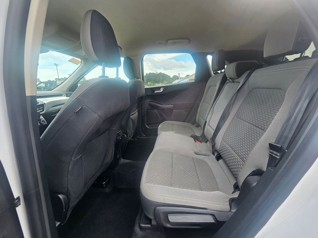 2020 Oxford White Ford Escape SE FWD SUV
