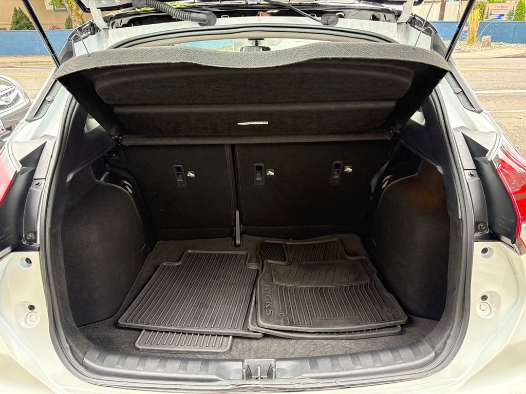 2023 Nissan Kicks SR