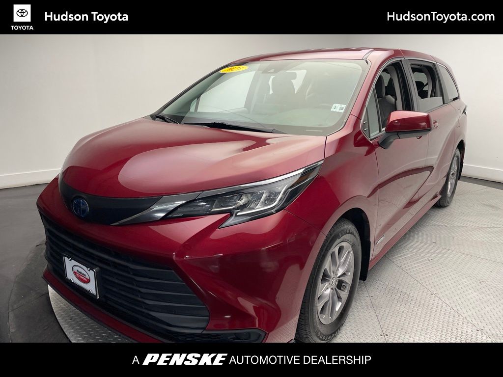 2021 Toyota Sienna LE Hero Image