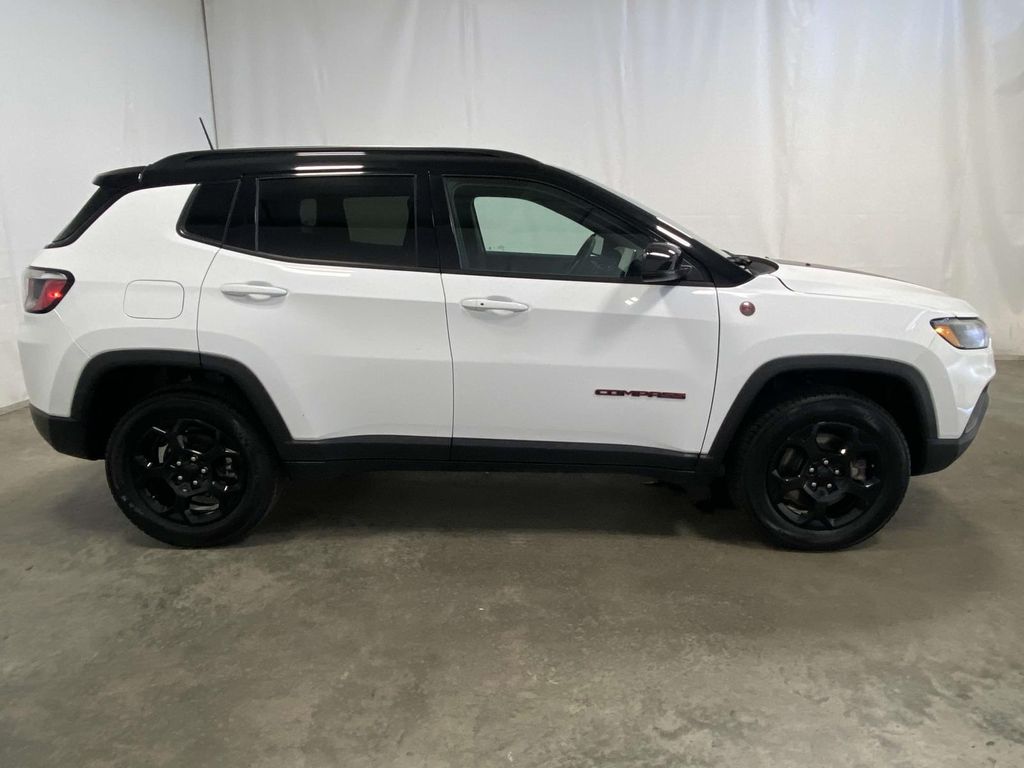 2023 Jeep Compass Trailhawk photo 2