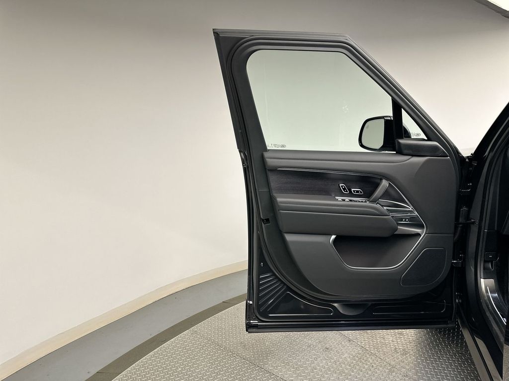 2025 Land Rover Range Rover SE 9