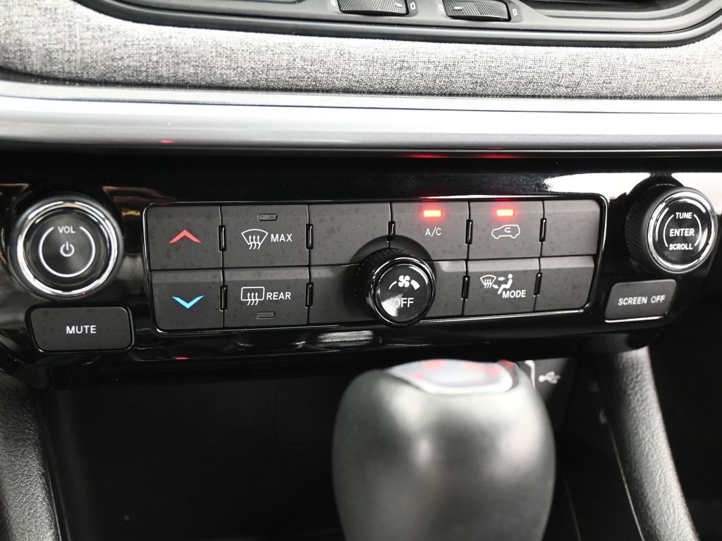 Used 2024 Diamond Black Crystal Pearlcoat Jeep Latitude Lux image 19