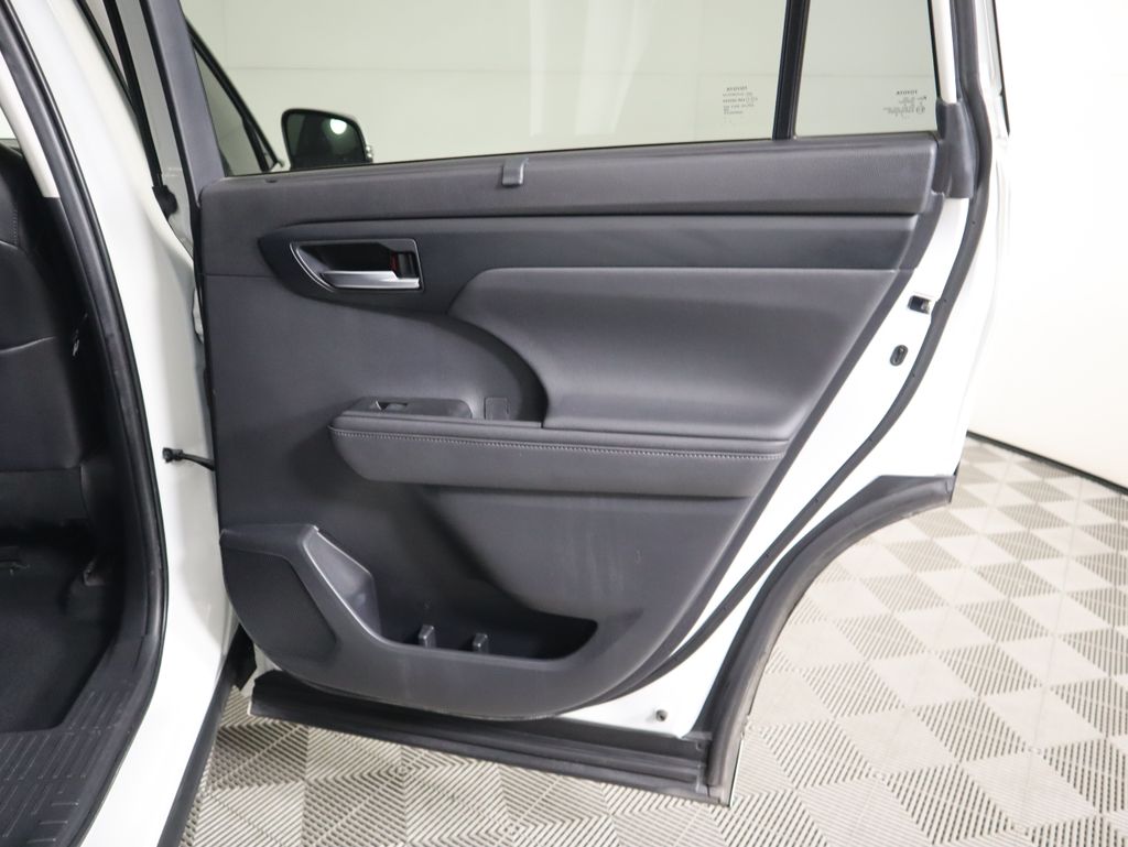 2020 Toyota Highlander XLE 27