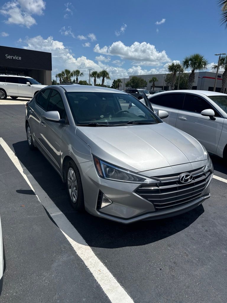 Used 2020 Silver Hyundai SE image 3