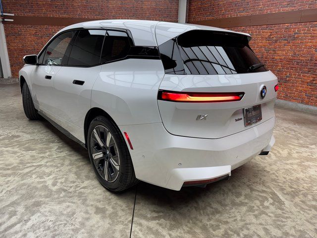 New 2026 White BMW xDrive60 image 3