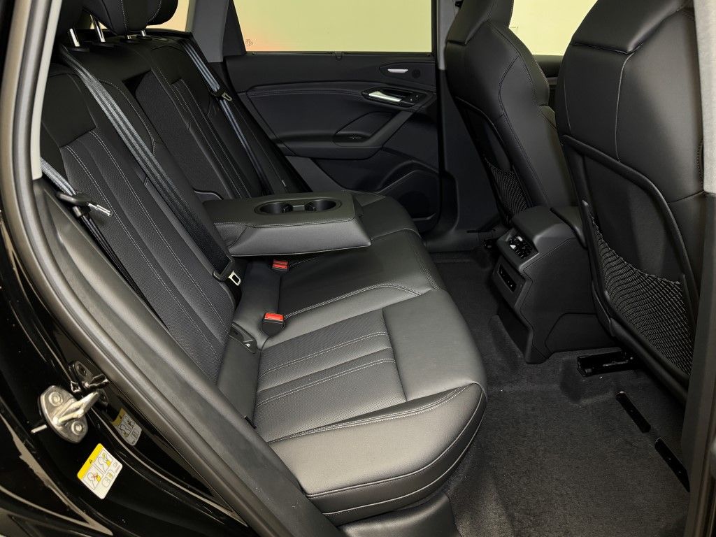 2025 Audi e-tron Premium 18