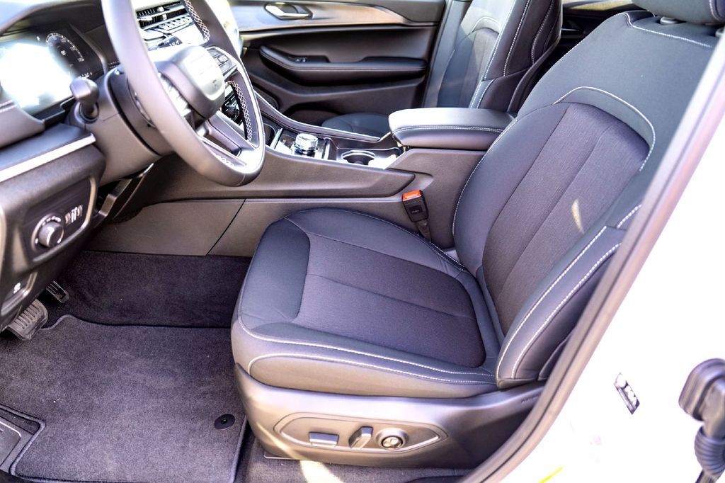 New Car 2025 Jeep Grand Cherokee  Laredo X For Sale Under $40,000 In Taylor, Texas