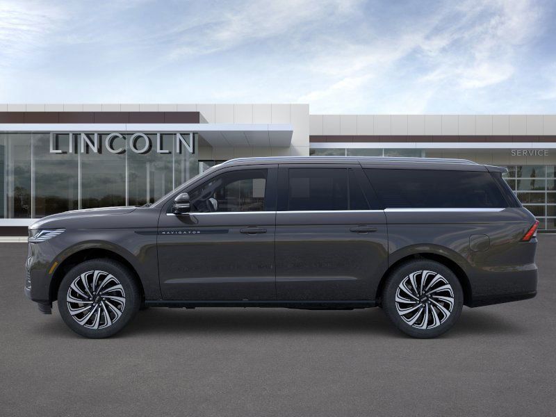 Thumbnail: 2025 Lincoln Navigator L - 3