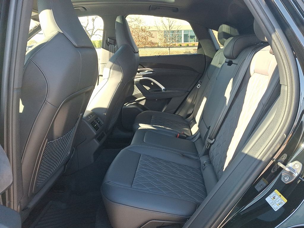 Thumbnail: 2025 Audi SQ5 - 10