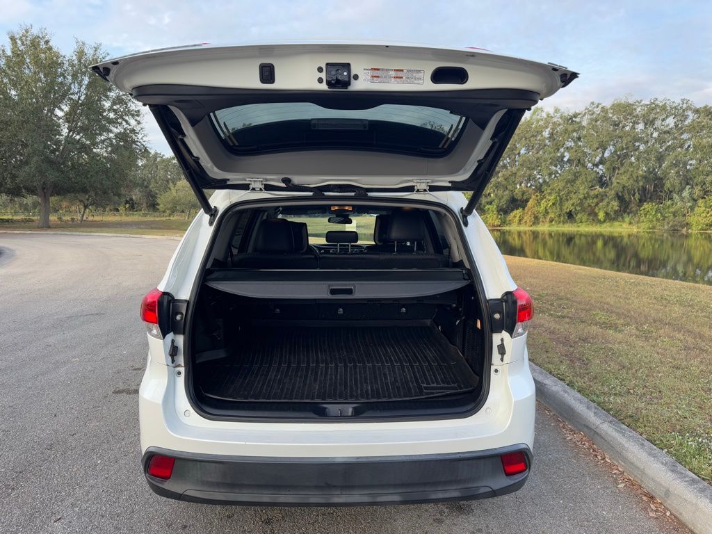 2019 Toyota Highlander LE 11