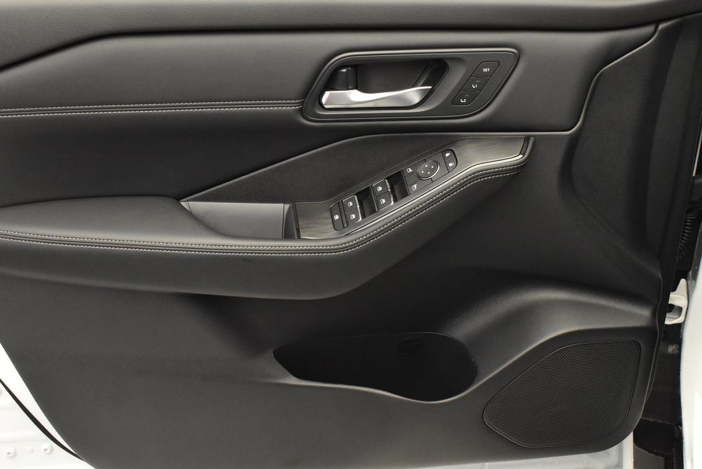 2025 Nissan Rogue SL 10