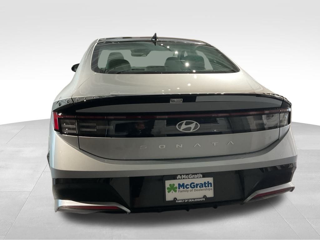 New 2025 Silver Hyundai SEL Convenience image 4