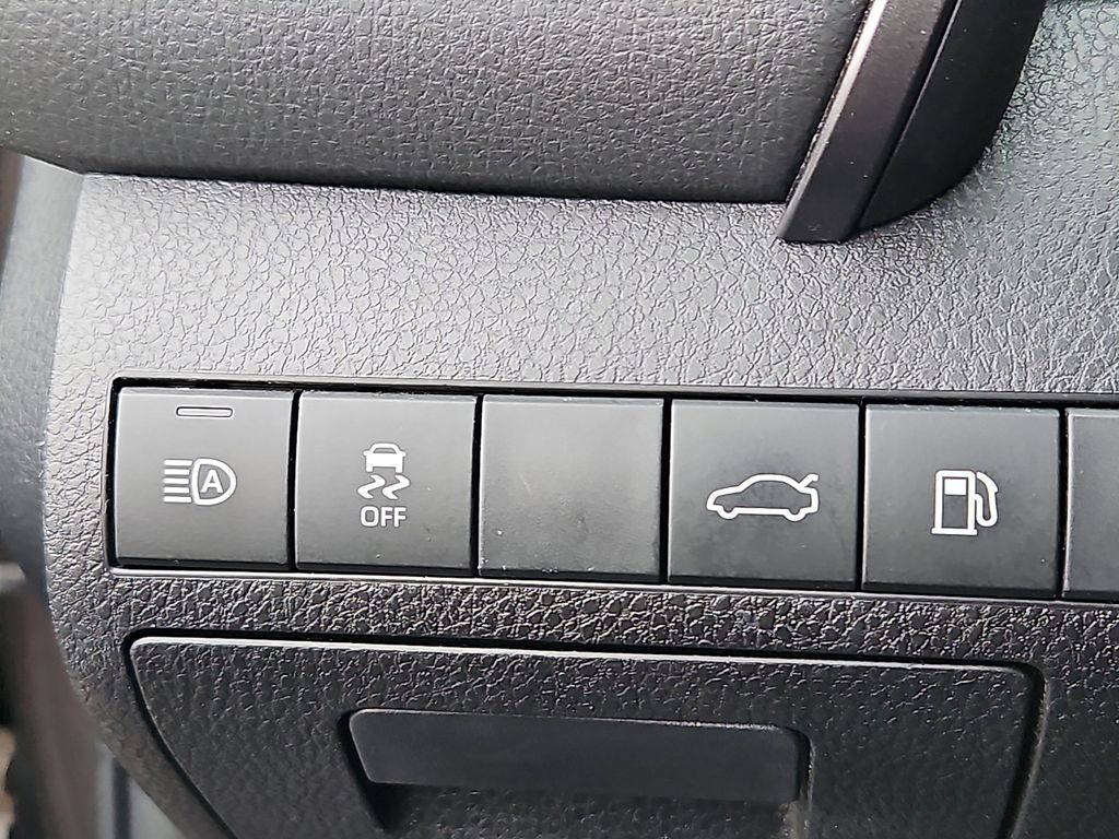 Thumbnail: 2018 Toyota Camry - 23