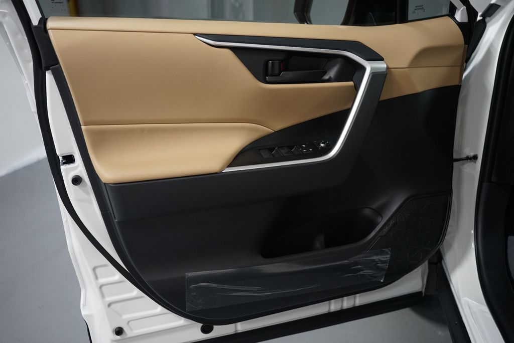 Thumbnail: 2025 Toyota RAV4 - 11