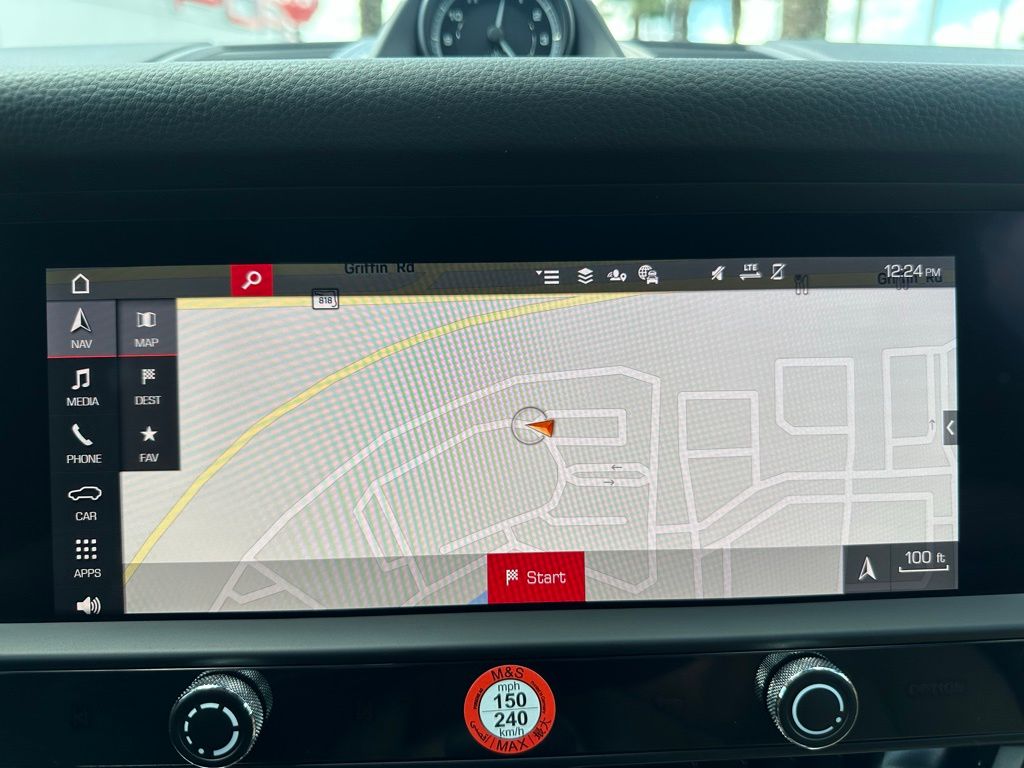 2025 Porsche Macan  24