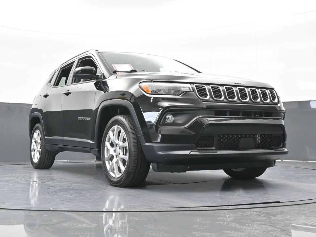 Used 2024 Diamond Black Crystal Pearlcoat Jeep Latitude Lux image 57