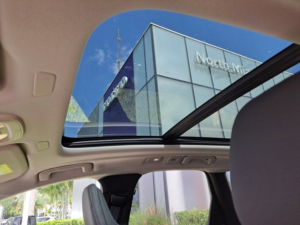 2026 Volvo XC60 Plus - Photo 10