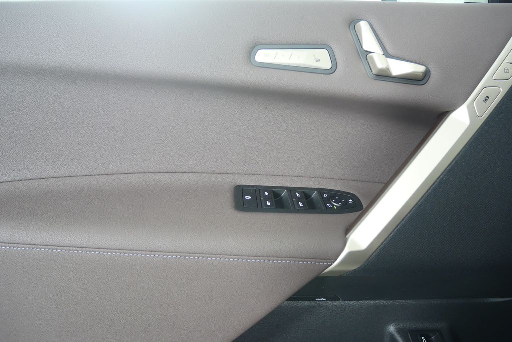 Thumbnail: 2026 BMW iX - 9