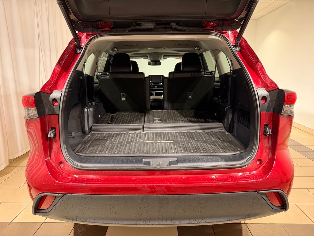 Thumbnail: 2022 Toyota Highlander - 12
