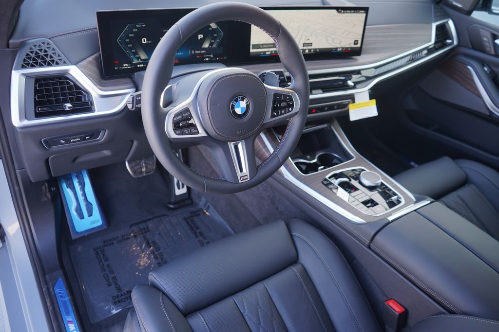 2025 BMW X7 M60i 12