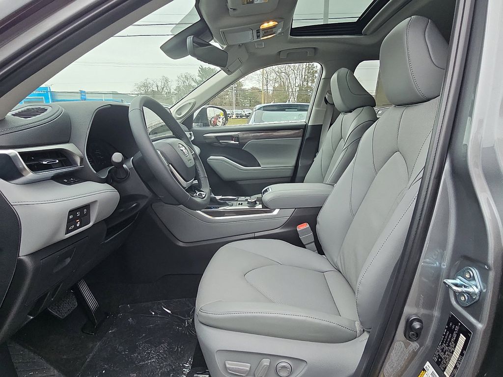 Thumbnail: 2026 Toyota Highlander - 10