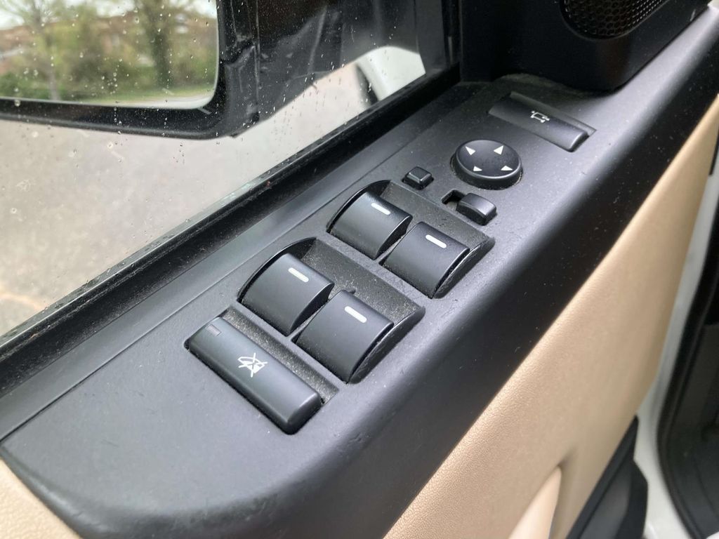 Used 2011 White Land Rover HSE image 11