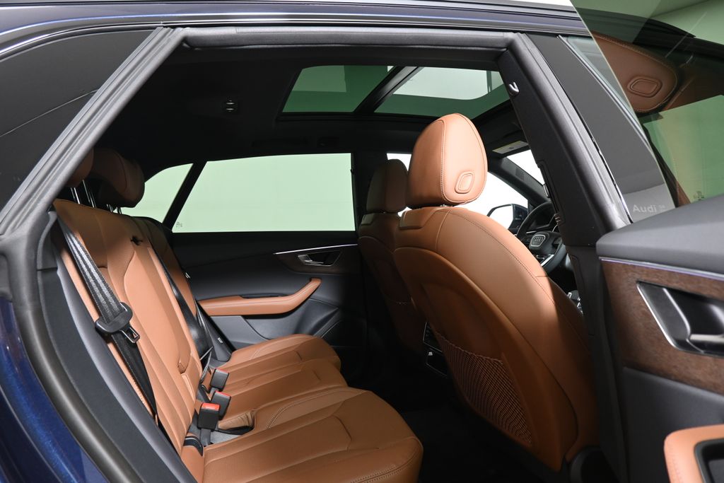 Thumbnail: 2025 Audi Q8 - 20