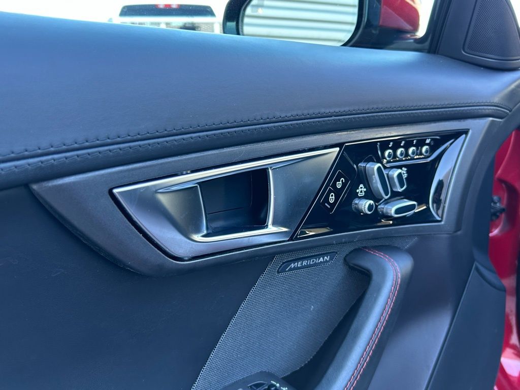 Used 2014  Jaguar S image 66